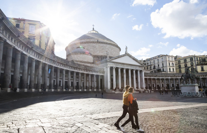 L a piazza del Plebiscito s’étend sur 25 000 m2. Son nom vient du plébiscite du 21 octobre 1860 qui a permis l’unification italienne.