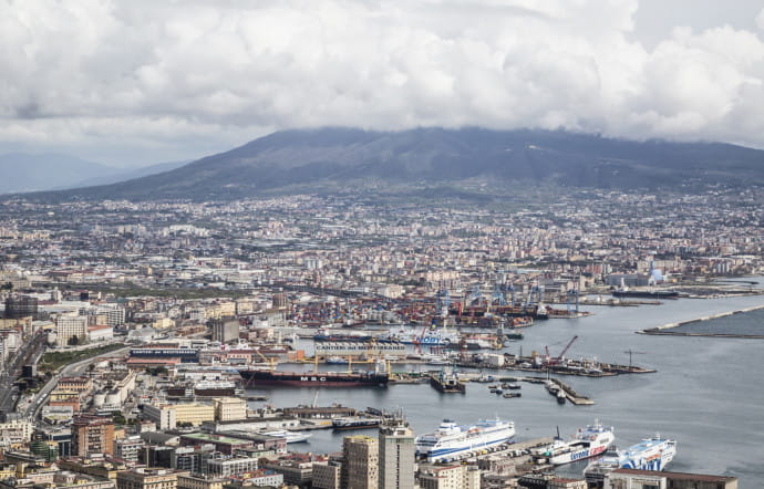 Le port voit passer 25 millions de tonnes de marchandises chaque année. Dragué, il peut désormais recevoir des porte-conteneurs de plus grande capacité.