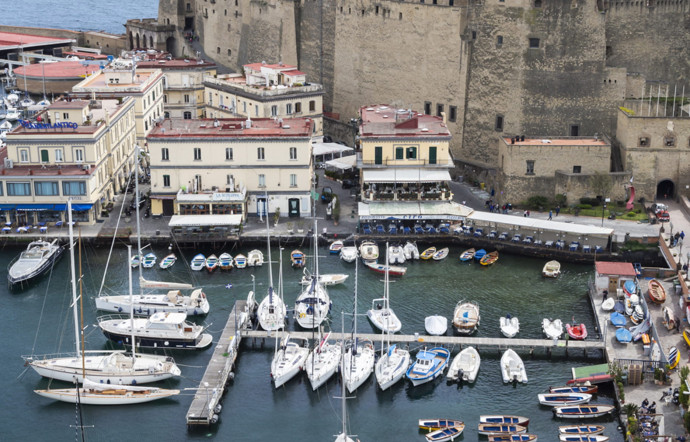 Le Castel dell’Ovo, construit en front de mer, est le plus ancien château de Naples.