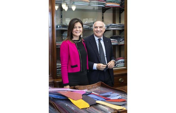 Naples est une ville réputée pour le savoir-faire de ses couturiers d’excellence. A l’instar de la griffe E Marinella, plébiscitée pour la qualité de ses cravates sur mesure. Maurizio Marinella, petit-fils du fondateur Eugenio, perpétue la tradition.