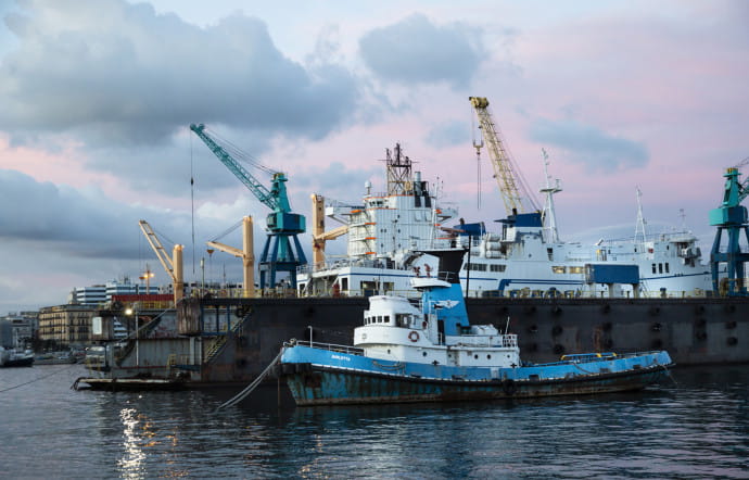 Le port de Naples est l’un des plus importants d’Italie.