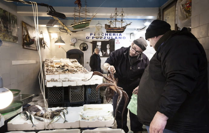 Située au bord de la mer, la ville profite de poissons et de fruits de mer tout frais.