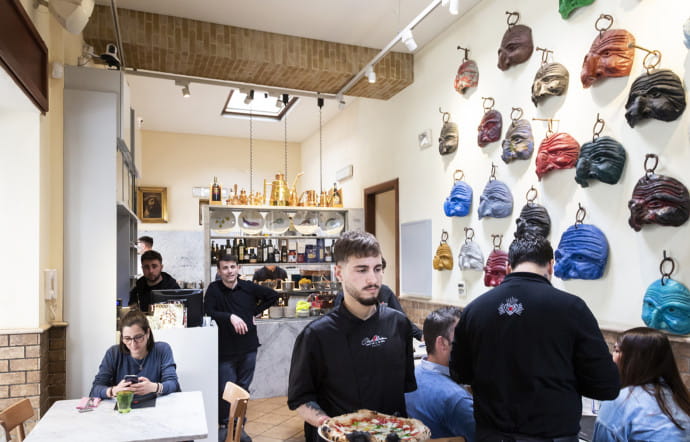 Via Arena alla Sanità, 7 bis. Tél. +39 081 29 0037. www.pizzeriaoliva.it