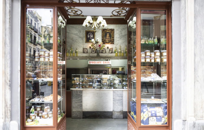 Via Toledo, 275. Tél. +39 081 417339.