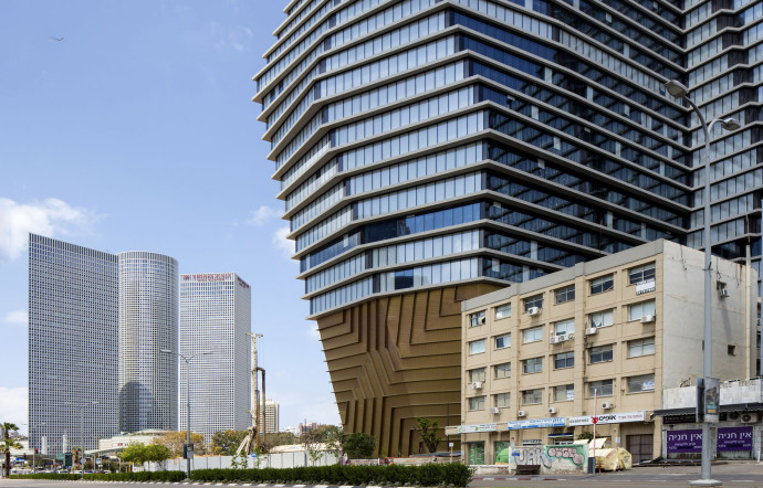 C’est une ville en évolution constante. Les célèbres tours Azrieli (à gauche) représentent un symbole du dynamisme économique. A côté, la tour de bureaux Toha, dessinée par Ron Arad, a été conçue comme un iceberg.