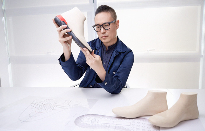 Le designer coréen Yong Bae Seok, directeur créatif chez Tod’s, est l’un des artisans du concept holistique No-Code, dont la Shoeker est le premier chapitre.