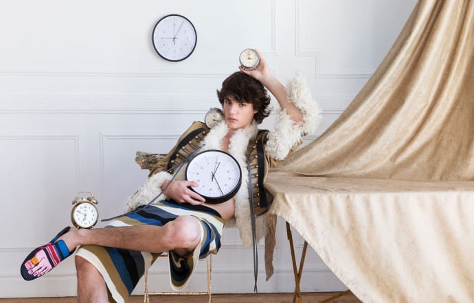 Jonathan William Anderson, le directeur artistique de Loewe, apporte à la marque sa vision contemporaine et rafraîchissante d’une mode avant‑gardiste.