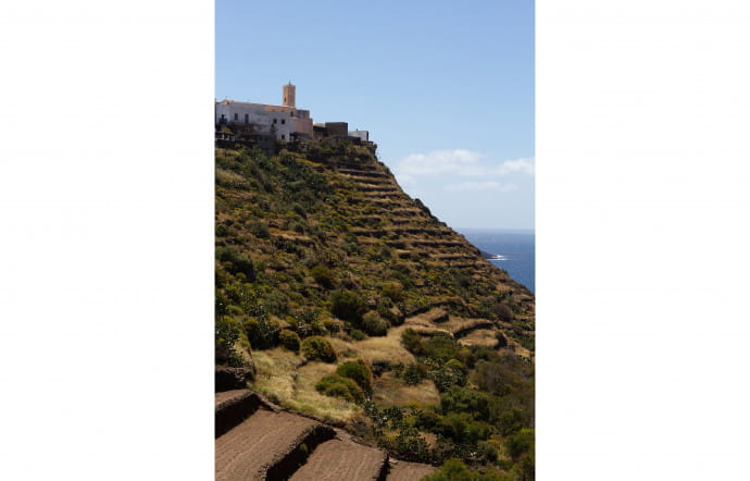 D’une superficie de 83 km2, Pantelleria compte 7 635 habitants. Son nom vient de l’arabe Bent El Riah, la « fille des vents ».