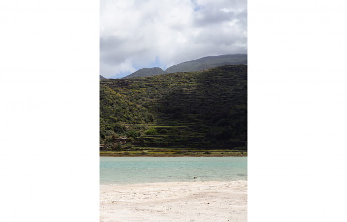 Les reflets turquoise et laiteux de l’eau donnent son nom au lac Specchio di Venere (« le miroir de Vénus »).