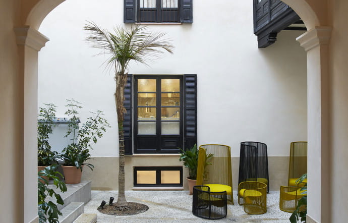 Le patio, créé de toutes pièces, donne le ton de l’hôtel dès l’entrée.