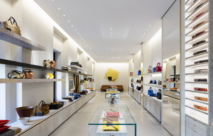 La Casa Loewe de la calle Serrano, à Madrid, a été la première boutique de la marque à accueillir les collections de prêt‑à‑porter homme.