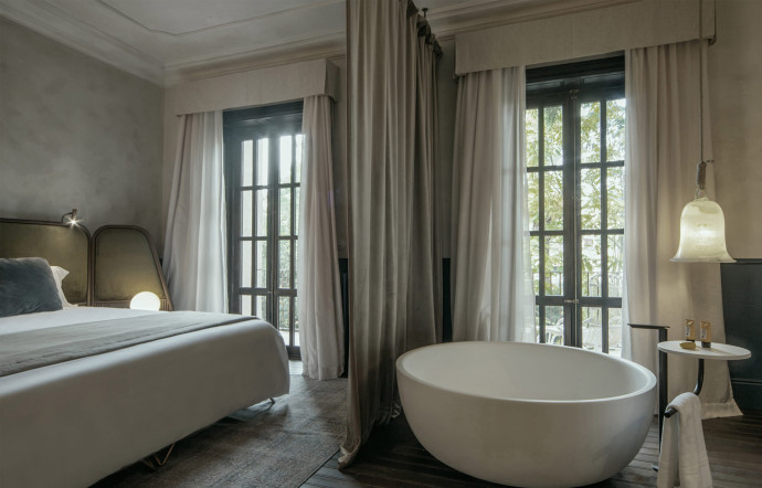 Les suites sont tendues de velours, que l’on retrouve sur les têtes de lit et les banquettes, ainsi que dans les rideaux utilisés pour distinguer les différents espaces, dont celui du bain, équipé d’une baignoire îlot.