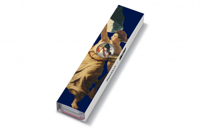 Boîtier en plastique blanc, bracelet en silicone bleu et rouge. Motif imprimé sur le cadran et le bracelet à 6h. Passant arborant le logo du Louvre et double passant imprimé Liberté, Égalité, Ponctualité avec au dos, le drapeau français.