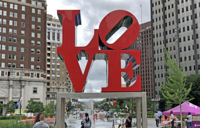 La statue Love de Robert Indiana, installée en 1976 sur John F. Kennedy Plaza pour le bicentenaire de l’indépendance.
