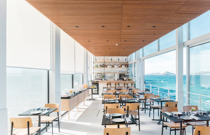 Les Bords de Mer, le restaurant, se déploie juste au-dessus du niveau de l’eau.