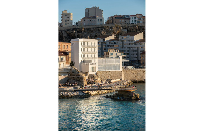 Installé dans l’ancien hôtel Richelieu, Les Bords de Mer jouit d’une position idéale sur la corniche, à Marseille, face à la Méditerranée.