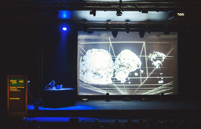 « Dissonant imaginary » est le projet de Daito Manabe + Kamitani Lab présenté au festival Sonar de Barcelone en juillet 2019.