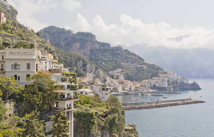 A mi-chemin entre Positano et Amalfi, le village de Praiano révèle toute sa beauté au bord de l’eau.