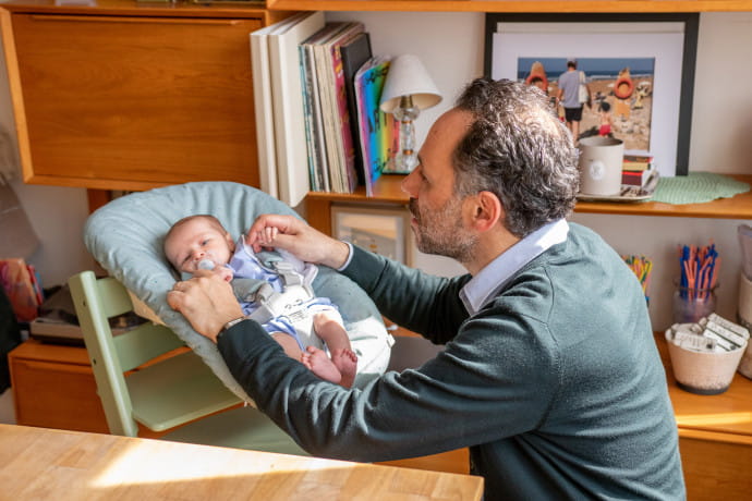 Joseph, un mois, a droit à son premier shooting presse aux côtés de son entrepreneur de père.