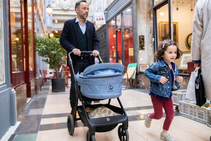 La maniabilité de la Stokke Beat fait des miracles dans les passages couverts du quartier.