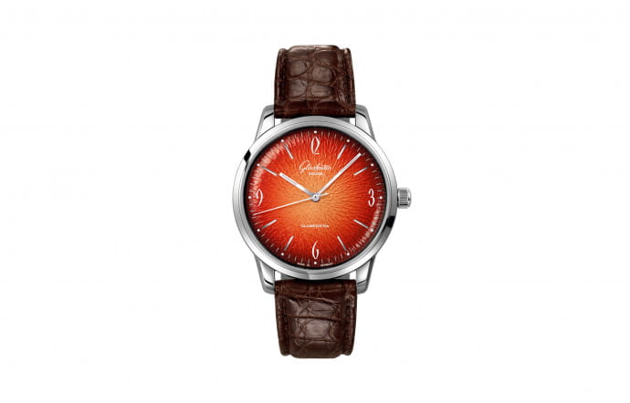 Nouvelle (jolie) édition orangée de la Sixties, Boîtier Inox. Diamètre de 39 mm. Modèletrois aiguilles. Bracelet en cuir d’alligator de Louisiane. Prix : 6 400 €.