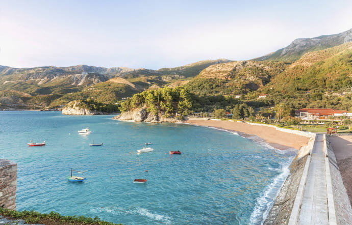 La côte du Monténégro s’étend sur 293 km et abrite 117 plages. Ici, la plage de Sveti Stefan.