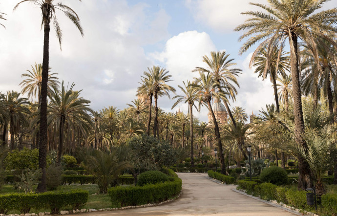 La Villa Bonanno, bordée de palmiers.