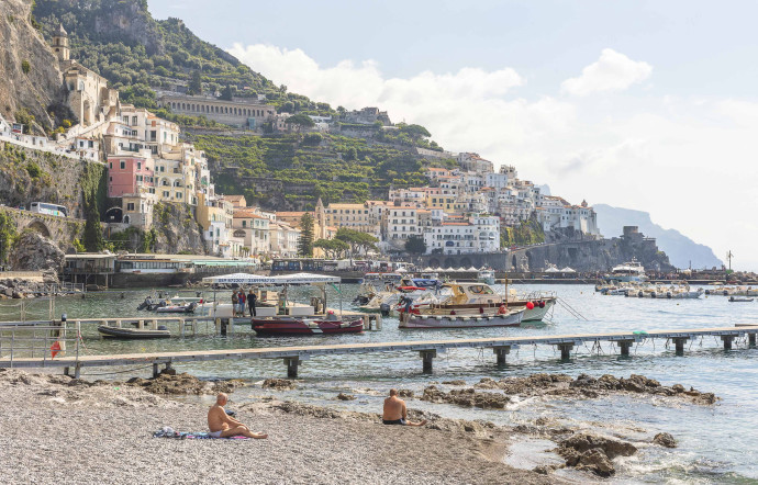 Perché sur une falaise plongeant dans les eaux turquoise, Positano est « le » spot de la côte amalfitaine.