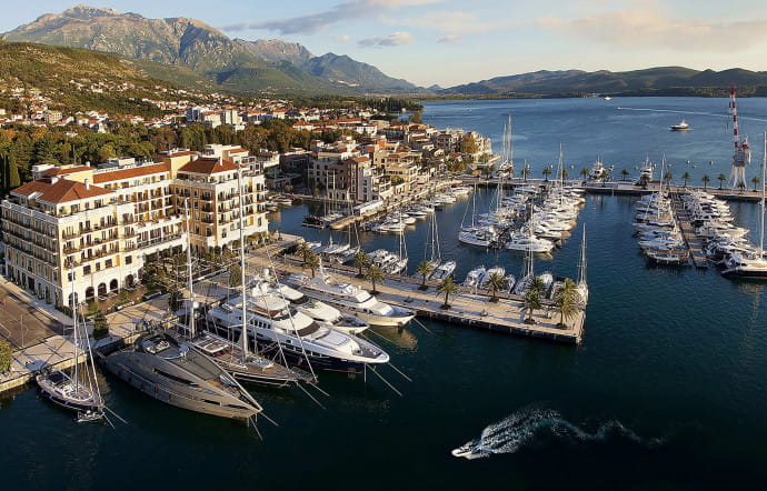 Porto Montenegro est une marina grand luxe au bord des eaux turquoise de la Méditerranée et aux pieds des « montagnes noires », qui ont donné leur nom à ce petit pays des Balkans.