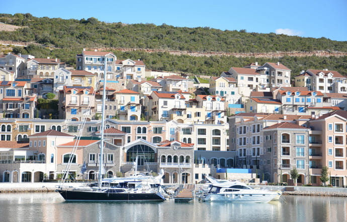 Lustica Bay est un projet immobilier démesuré qui proposera une multitude d’aménagements : villas, hôtels, golf, marinas, boutiques, restaurants, école…