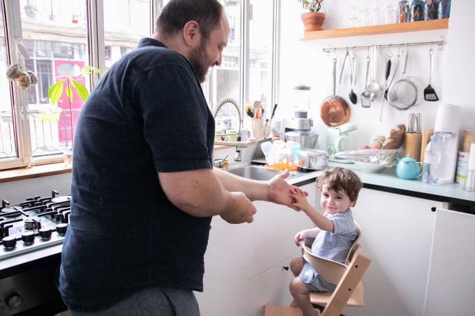 Juché sur sa chaise Tripp Trapp, Maurice prépare les repas avec son chef de père.