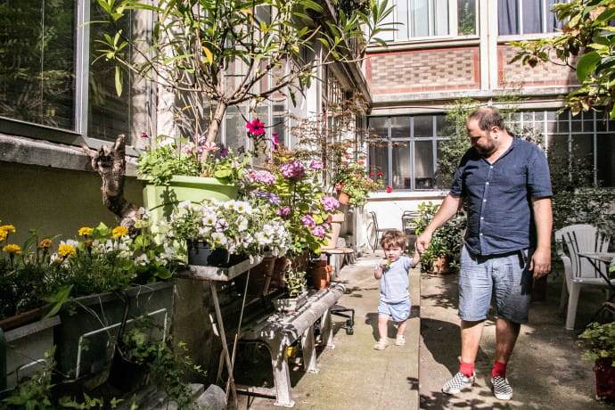 Un paradis fleuri au cœur de Paris où vivent Florent et son fils.