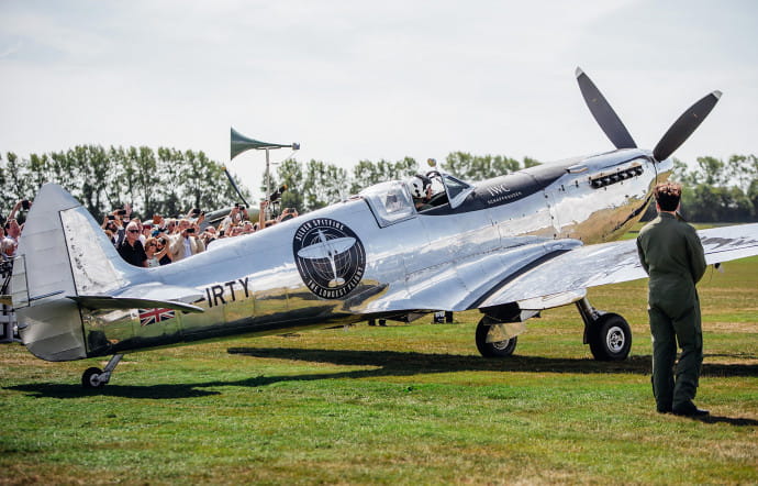 La restauration de ce Spitfire MK IX de 1943 a nécessité le travail de plus d’une douzaine de spécialistes afin qu’il puisse entreprendre le « Silver Spitfire, le vol le plus long ».