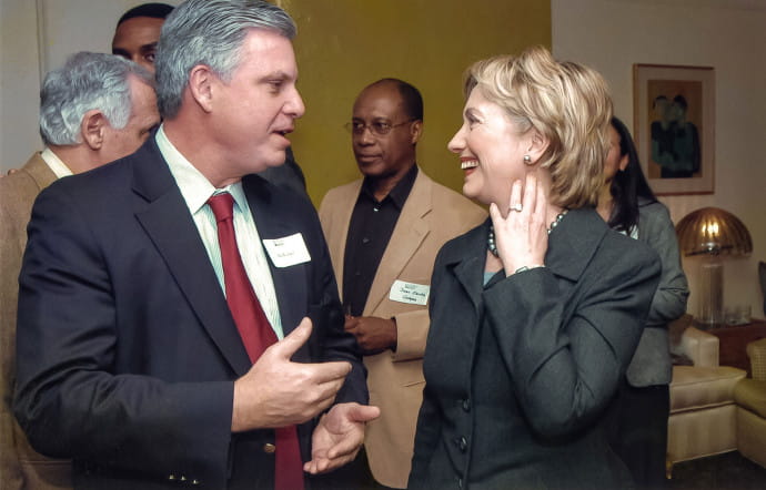 Parmi les jeunes talents qu’Edward Wallace a fait émerger au sein de la French-American Foundation, une certaine Hillary Rodham (Clinton).