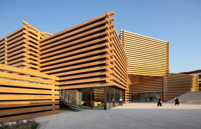 De loin, le musée d’Odunpazari partage un air de famille avec le V&A Dundee signé, lui aussi, Kengo Kuma.