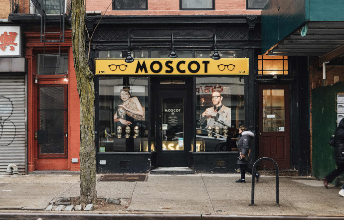 Chaque boutique Moscot (ici, celle de Brooklyn) reproduit le décor vintage du modèle new-yorkais, avec la façade jaune soleil et noir.