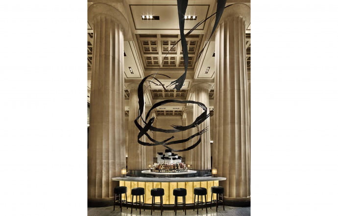 David Rockwell chorégraphie l’espace dans une approche narrative des lieux, à l’image de la sculpture « calligraphique » du Nobu Downtown.