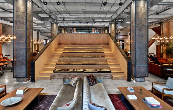 L’escalier en bois du NeueHouse, un espace de coworking très sélect.