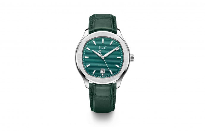 Piaget Polo S, boîtier en acier 42 mm, calibre automatique 1110P, guichet date à 6 heures, bracelet vert foncé en alligator. Le cadran vert change de ton et d’intensité en fonction de l’angle d’incidence de la lumière. Edition limitée à 500 exemplaires. 9 300 €.
