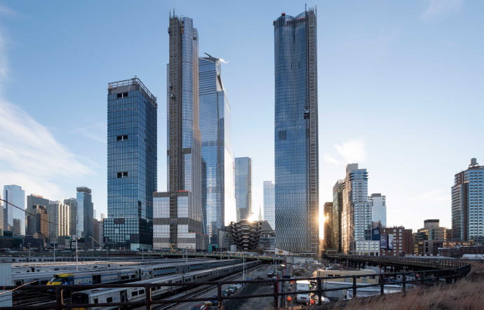 Hudson Yards, le nouveau quartier en plein centre de New York, occupe une superficie de 11 hectares. Avec ses logements et magasins de luxe, il est devenu le symbole de la gentrification et de la frénésie spéculative.