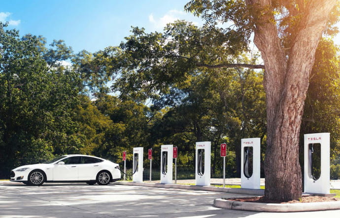 Superchargeur chez Tesla.