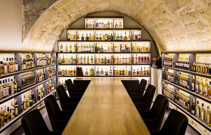 Le salon de dégustation du Golden Promise, avec ses bouteilles collector.