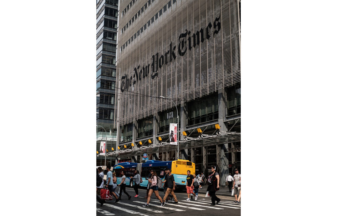 Inauguré en 2007, Le New York Times Building est un somptueux gratte-ciel conçu par l’architecte Renzo Piano et situé sur la 8e Avenue. Le New York Times compte 1600 journalistes, avec une douzaine de bureaux de correspondants à l’étranger.