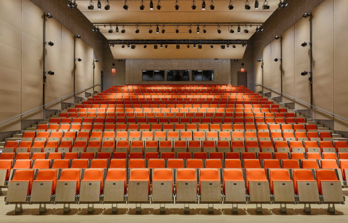L’architecte Renzo Piano a signé un premier trio de bâtiments dont le Forum au sein du nouveau campus.