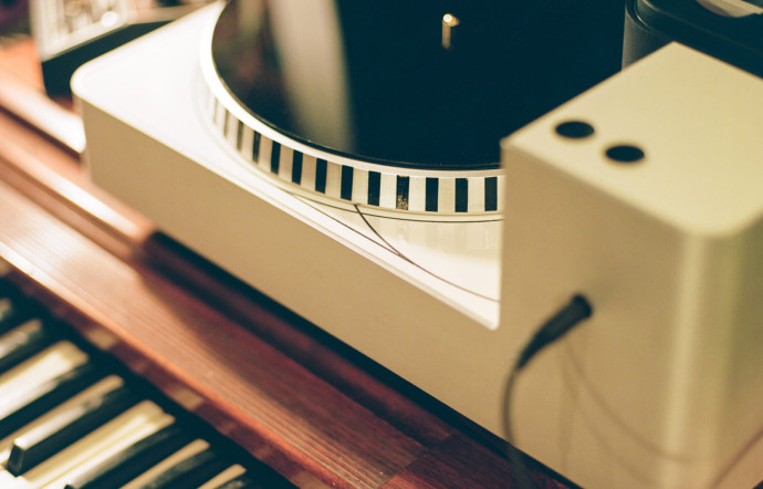 Une cable mini-jack suffit à partager sa musique au Phonocut pour la graver sur un vinyle.