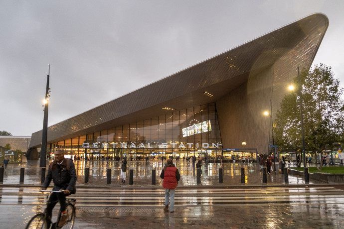 Le design moderne de la gare donne le ton dès l’arrivée à Rotterdam Central.