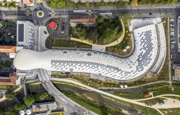 Archi : Le nouveau siège de Swatch à Bienne est un serpent de bois