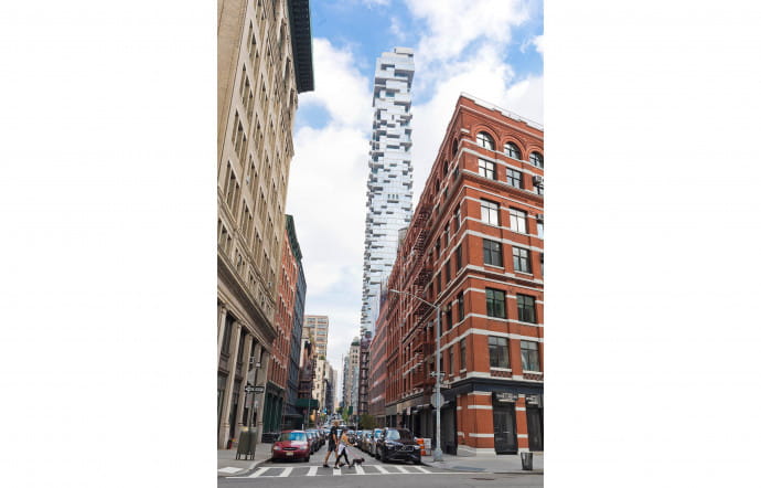 Au 56 Leonard Street, le complexe hyperluxueux signé Herzog & de Meuron remet une pièce dans la machine et alimente la folie spéculative new-yorkaise avec des appartements se négociant à… 55 000 euros du m2 !