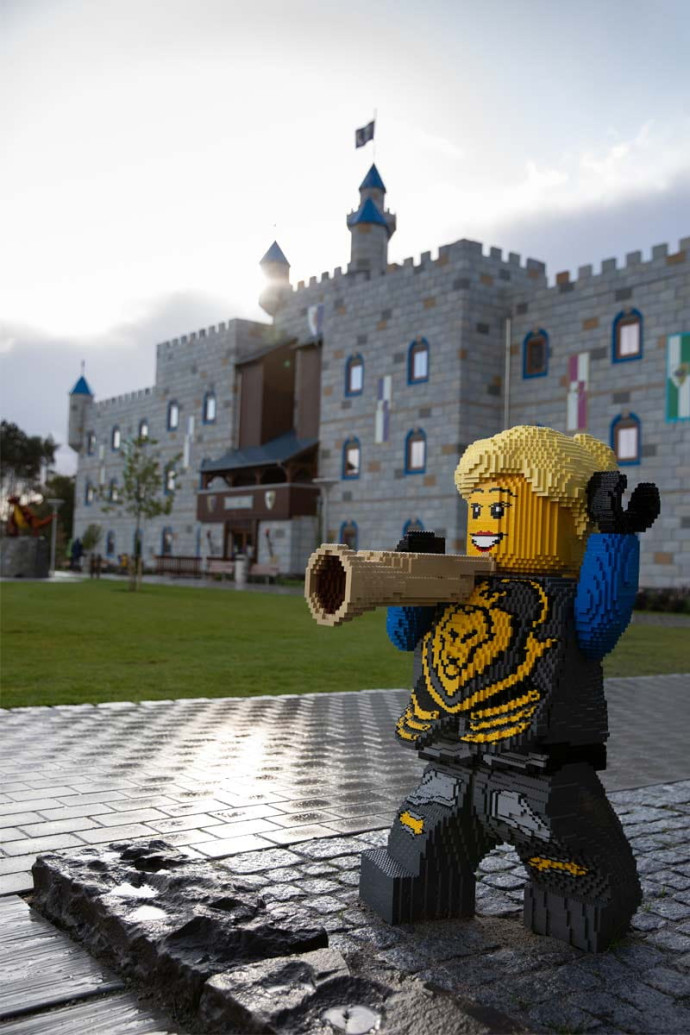 Le site de Billund abrite le Lego Castle Hotel, qui permet aux visiteurs du monde entier de séjourner dans des chambres thématiques.