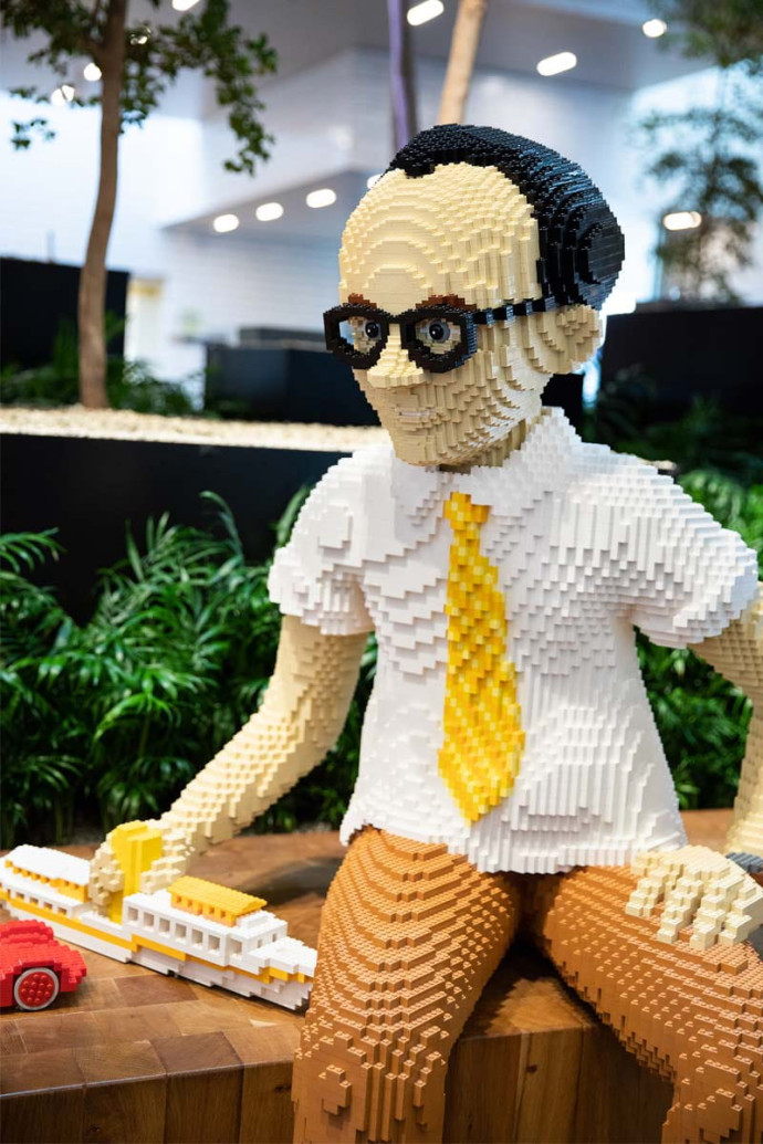 Une structure Lego humanoïde.